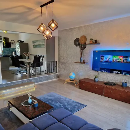 Worldwide Apartment *